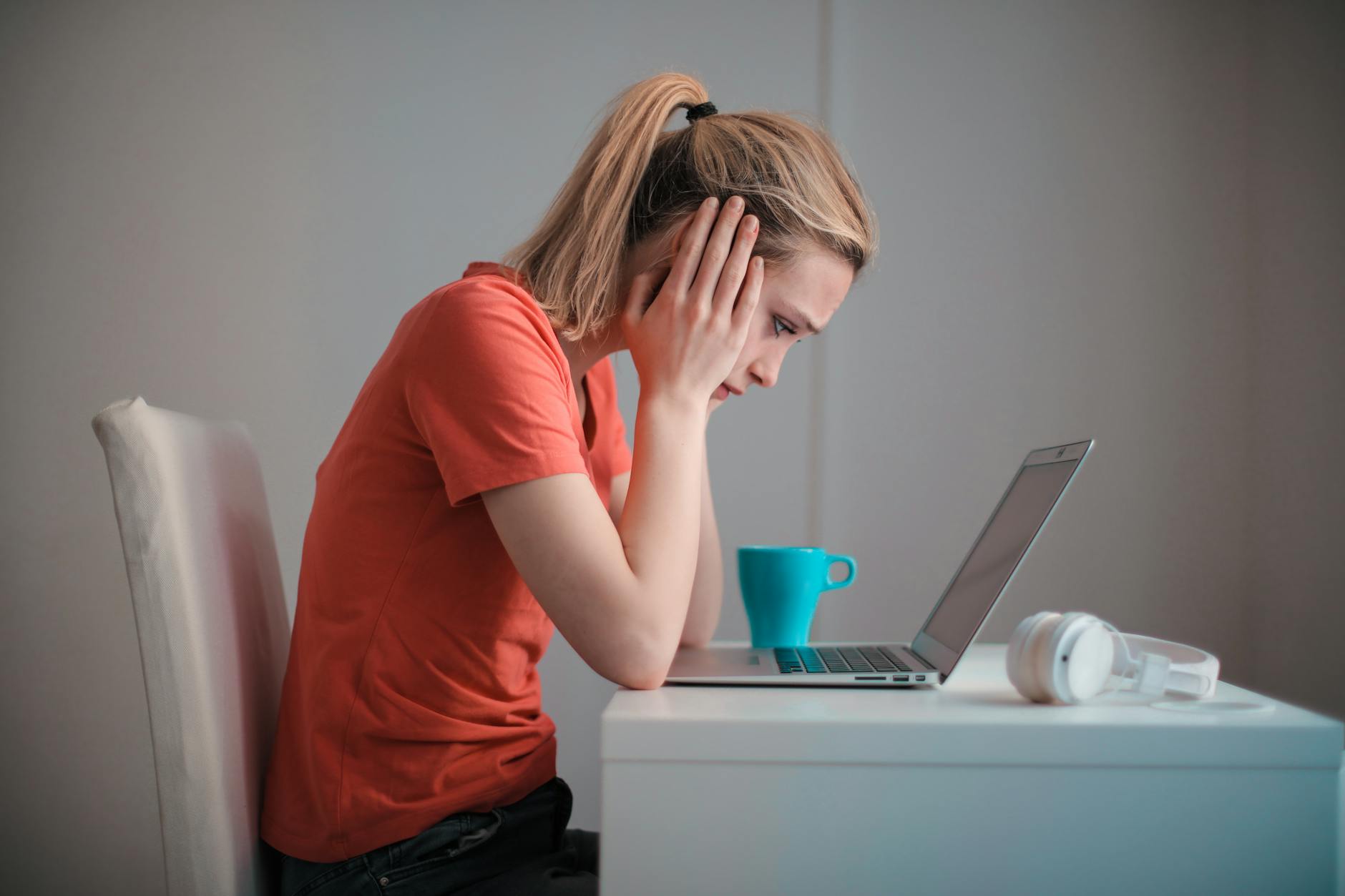 Ce reprezintă dreptul la protecție împotriva discriminării în accesul la servicii medicale?