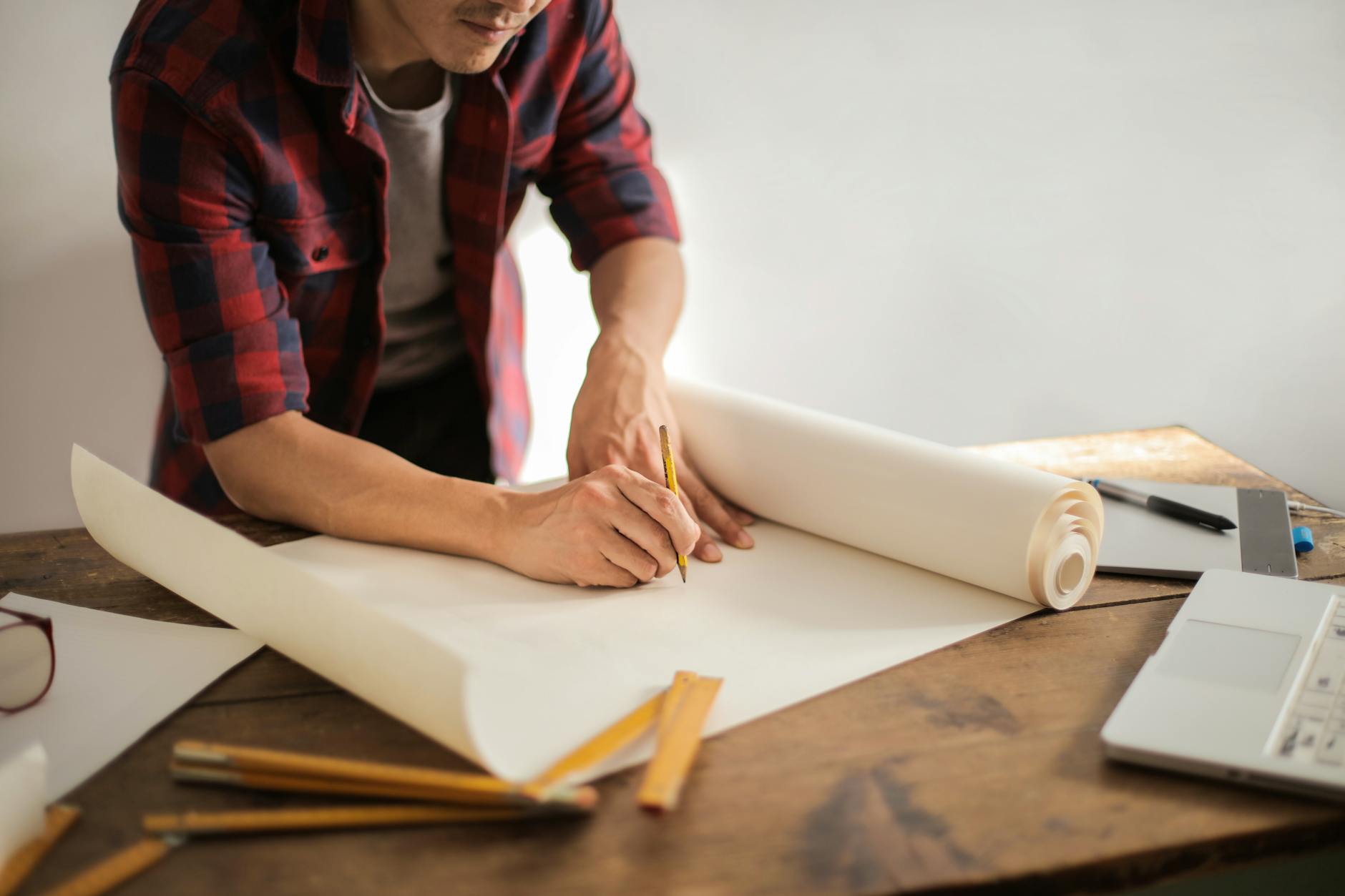Cum sunt garantate drepturile lucrătorilor în industriile creative?